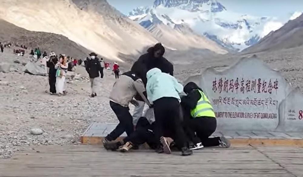 珠穆朗瑪峰MMA？兩對內地夫婦疑爭位自拍大打出手。(YouTube)