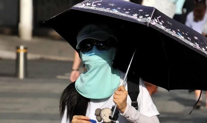 28歲女每日塗6次防曬，慘患佝僂病連食飯都無法咀嚼。(網上圖片)