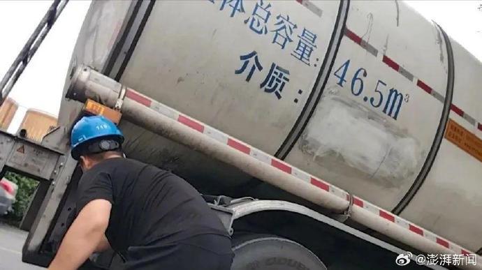 中儲糧旗下金鼎傳卸完煤油直接裝食用油。(微博)