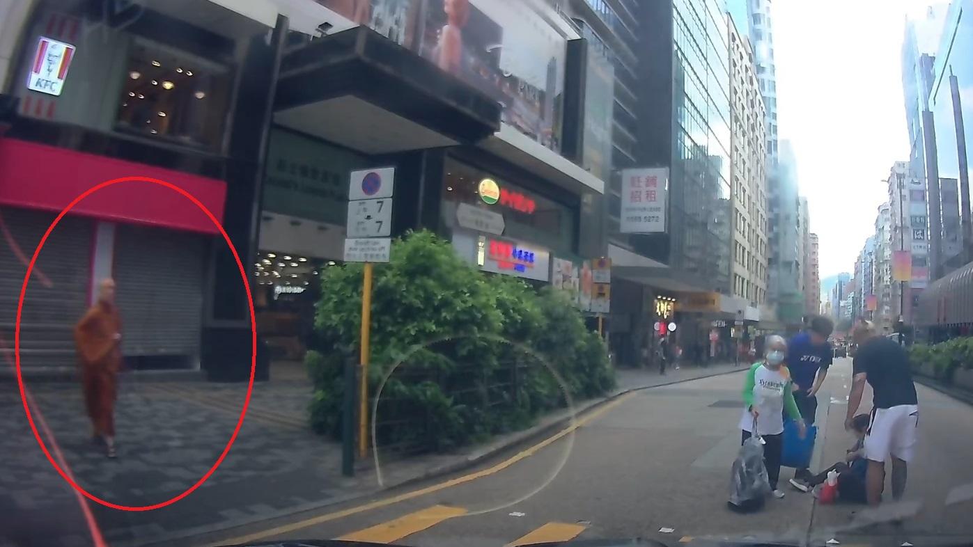 車Cam直擊｜婆婆過馬路跌倒 和尚冷眼旁觀。