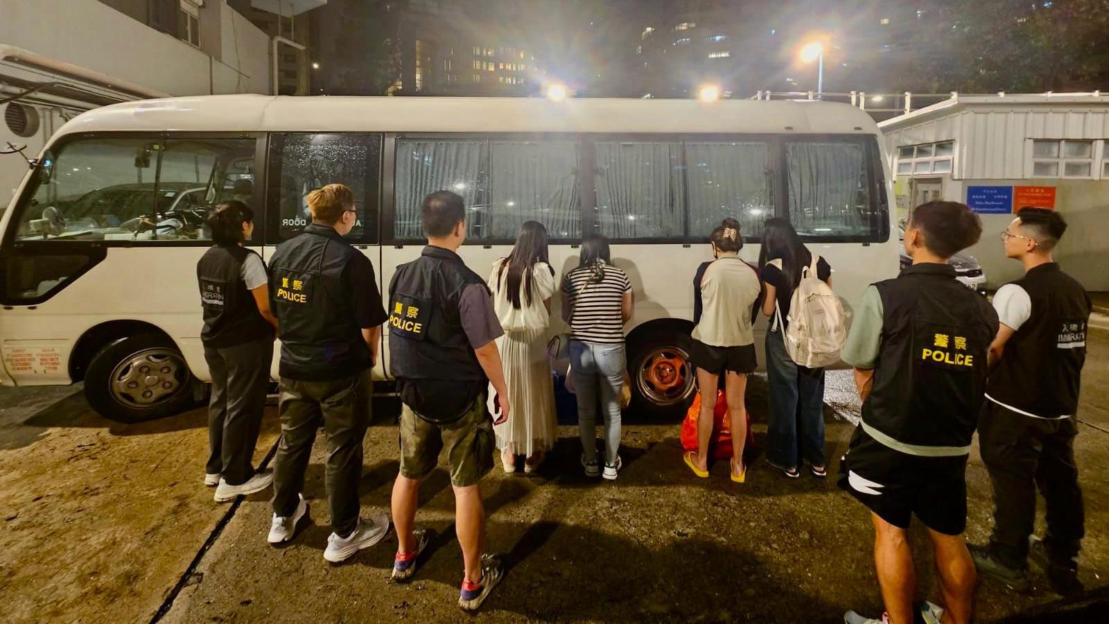 九龍城警區反黑工，一共拘捕18名男女。(警方提供)