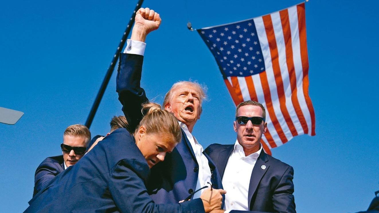 特朗普高舉拳頭大叫