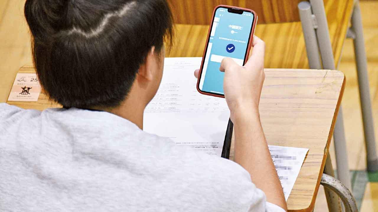 DSE誕10狀元 1.8萬人獲大學最低門檻  考評局：公民科或釋放學習空間