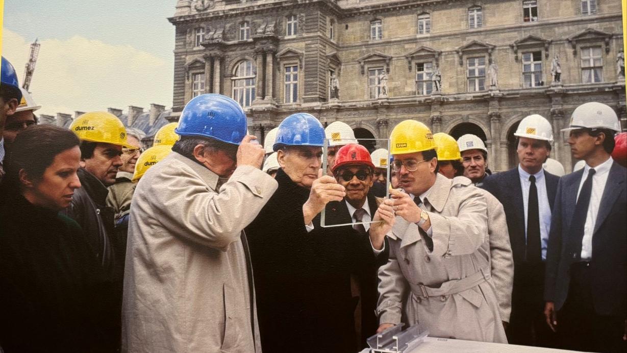 法國總統密特朗和貝聿銘研究改良了的玻璃建材。