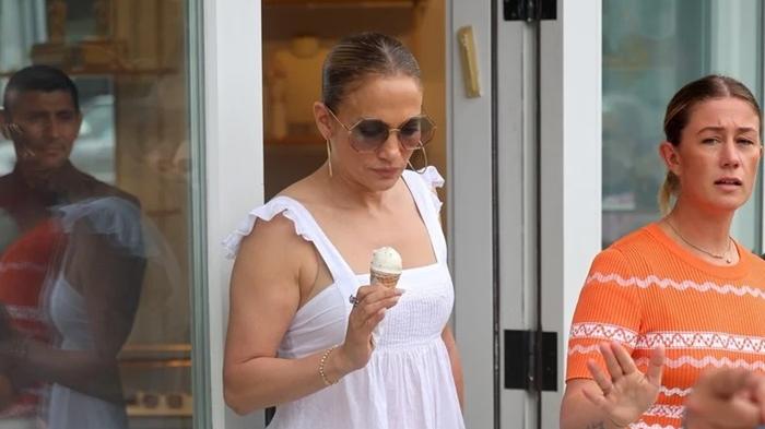 離婚在即 珍妮花開心食甜筒與店員合照