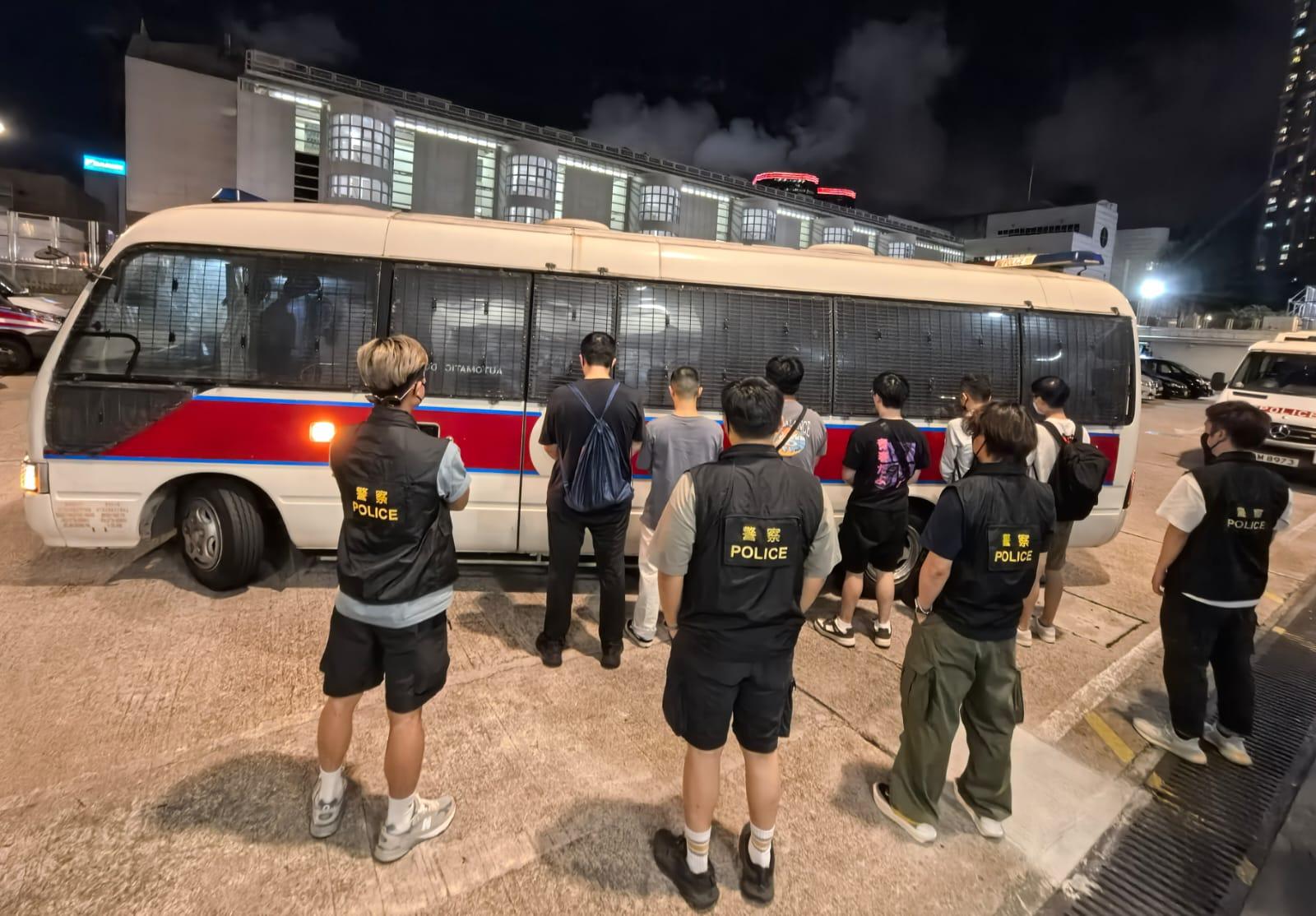 警山林道搗非法賭檔拘8人　檢賭枱啤牌籌碼現金等