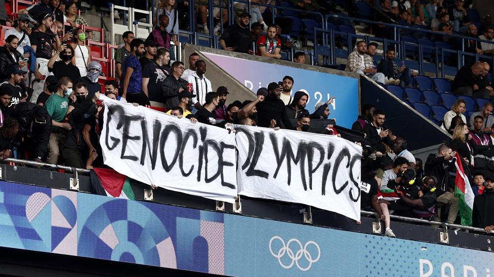 在以色列對巴拉圭的男足賽事，有觀眾拉起示威標語。(路透社)