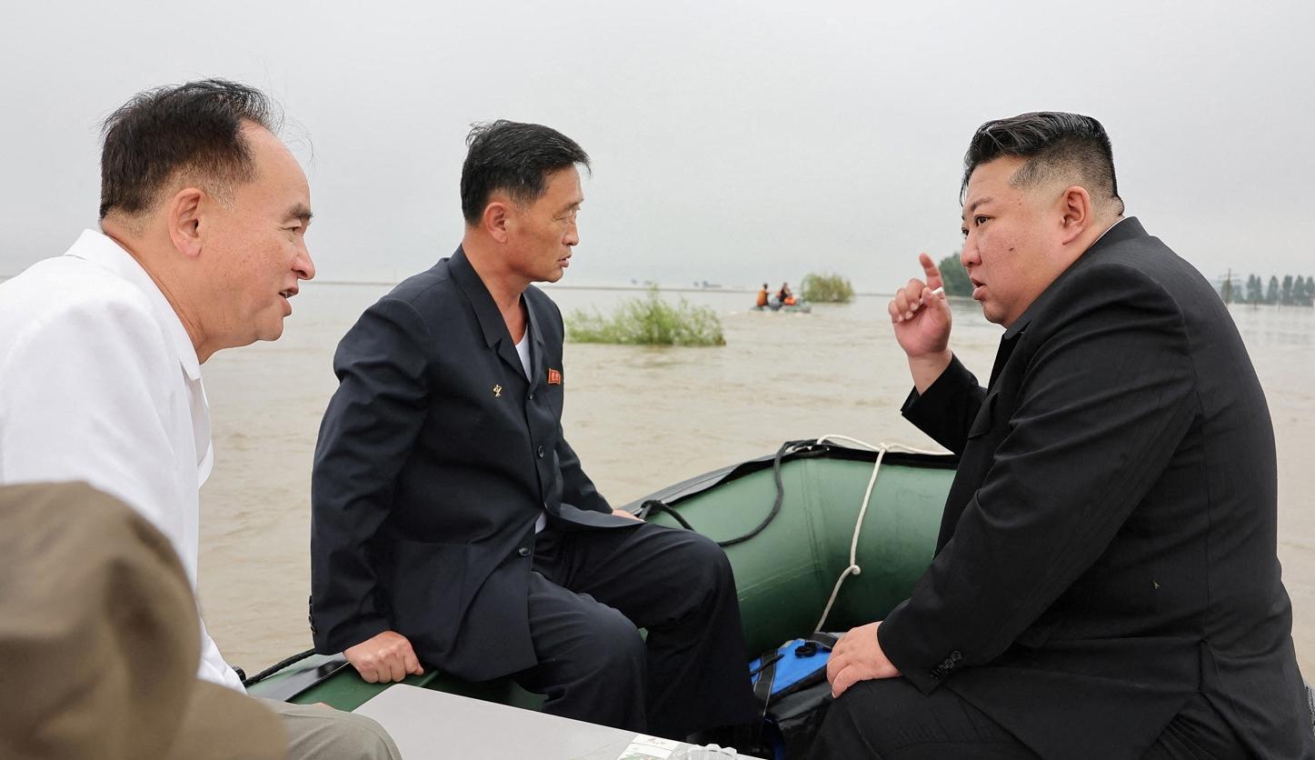 北韓西北部接近中國邊境近日暴雨成災，領袖金正恩坐橡皮艇視察洪災地區。(朝中社)