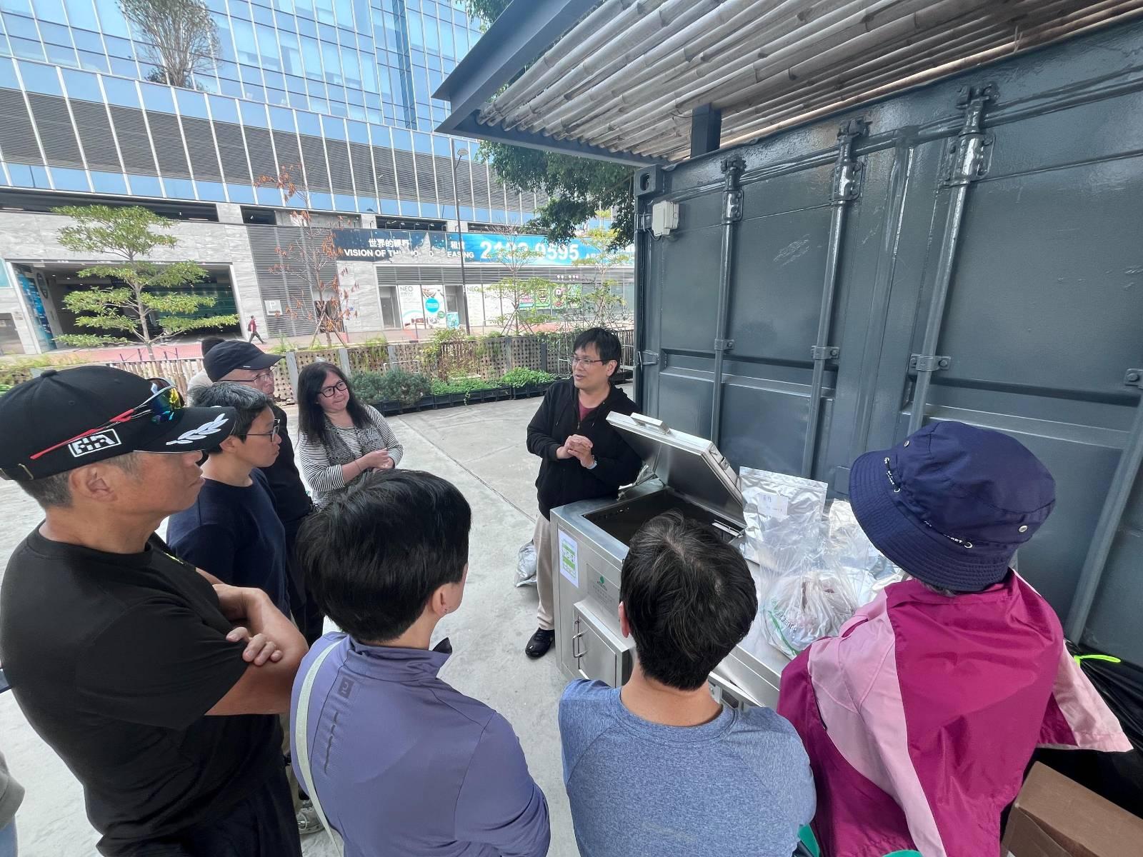 「餘樂農社」項目培訓數十名大使及義工，協助合作餐廳回收廚餘。（受訪者提供）