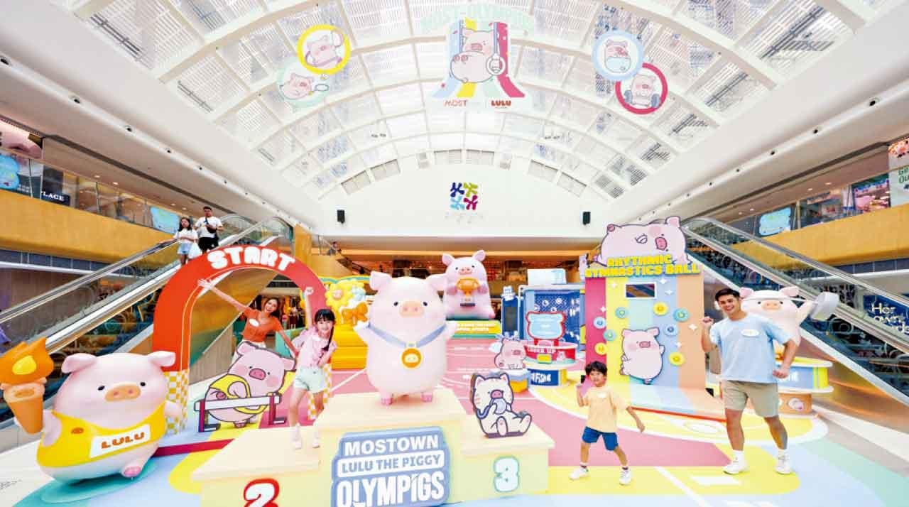 一家大細暑假動起來！LuLu豬活力現身MOSTown新港城中心 全港首個5.5米高毛絨版充氣罐頭豬LuLu可愛登場