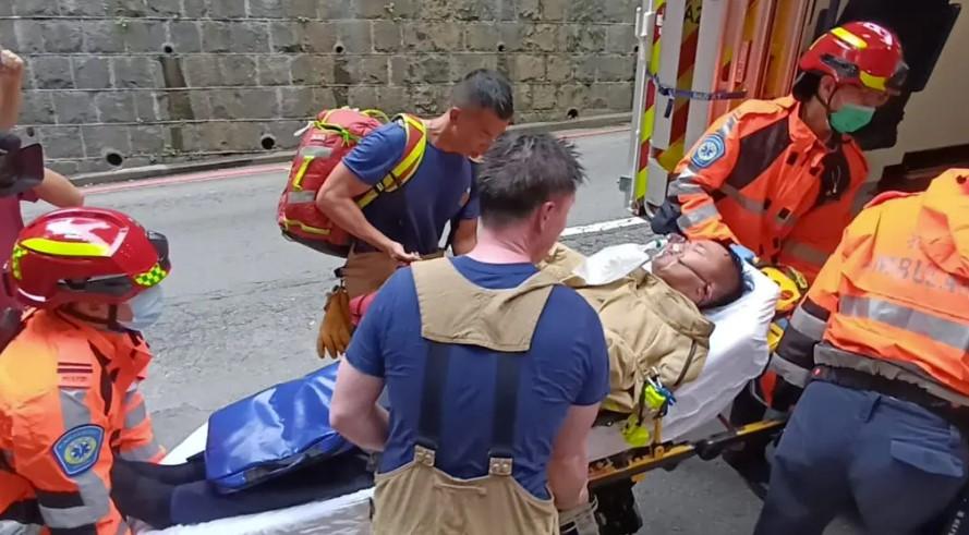 一名消防不適同送院治理。