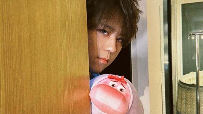 姜濤開心攬「阿尷」不慎露底認：是灰色