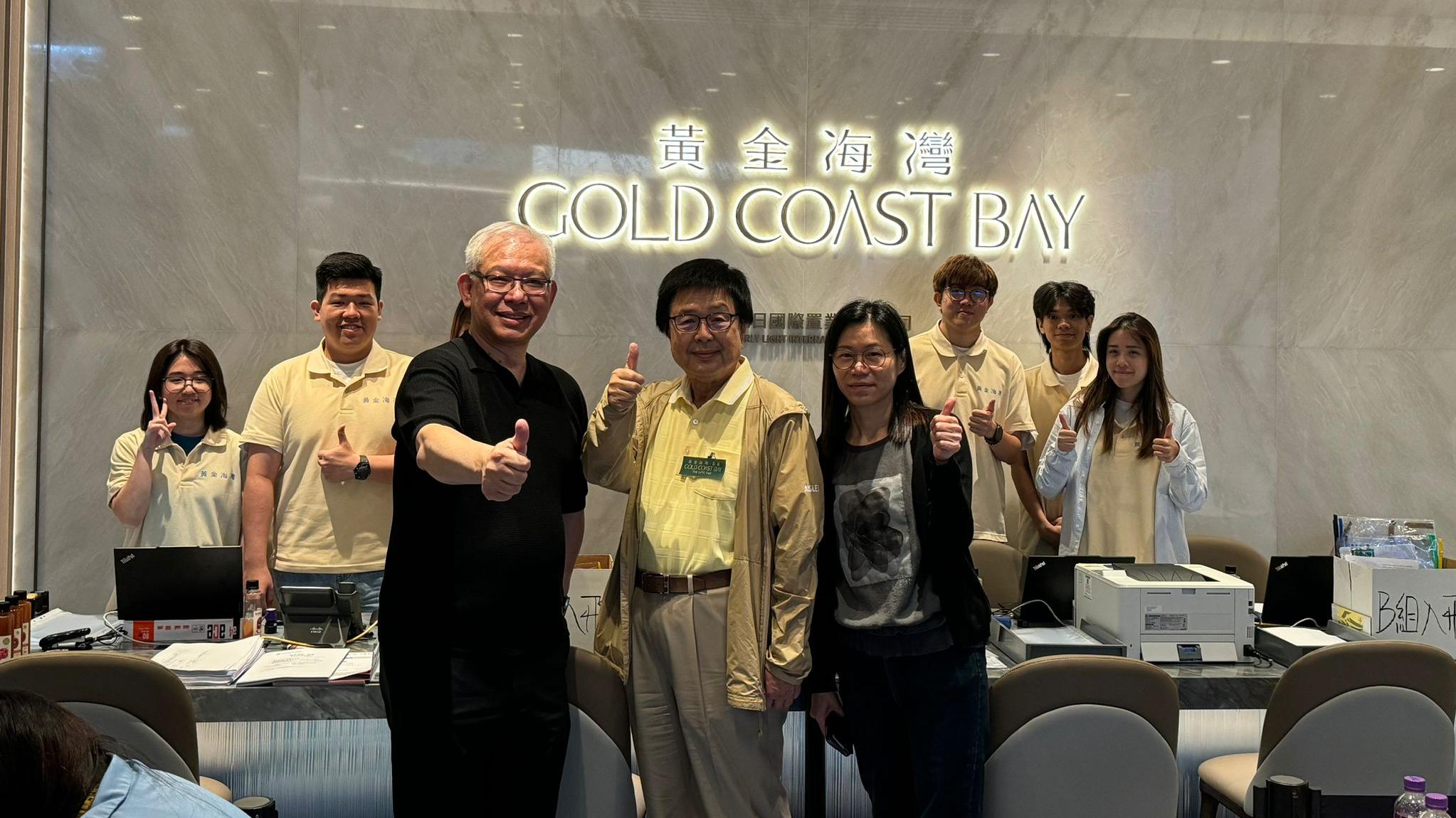 黃金海灣．意嵐收逾4000票 蔡志明巡視展銷廳送果汁慰勞工作人員及代理｜屯門新盤