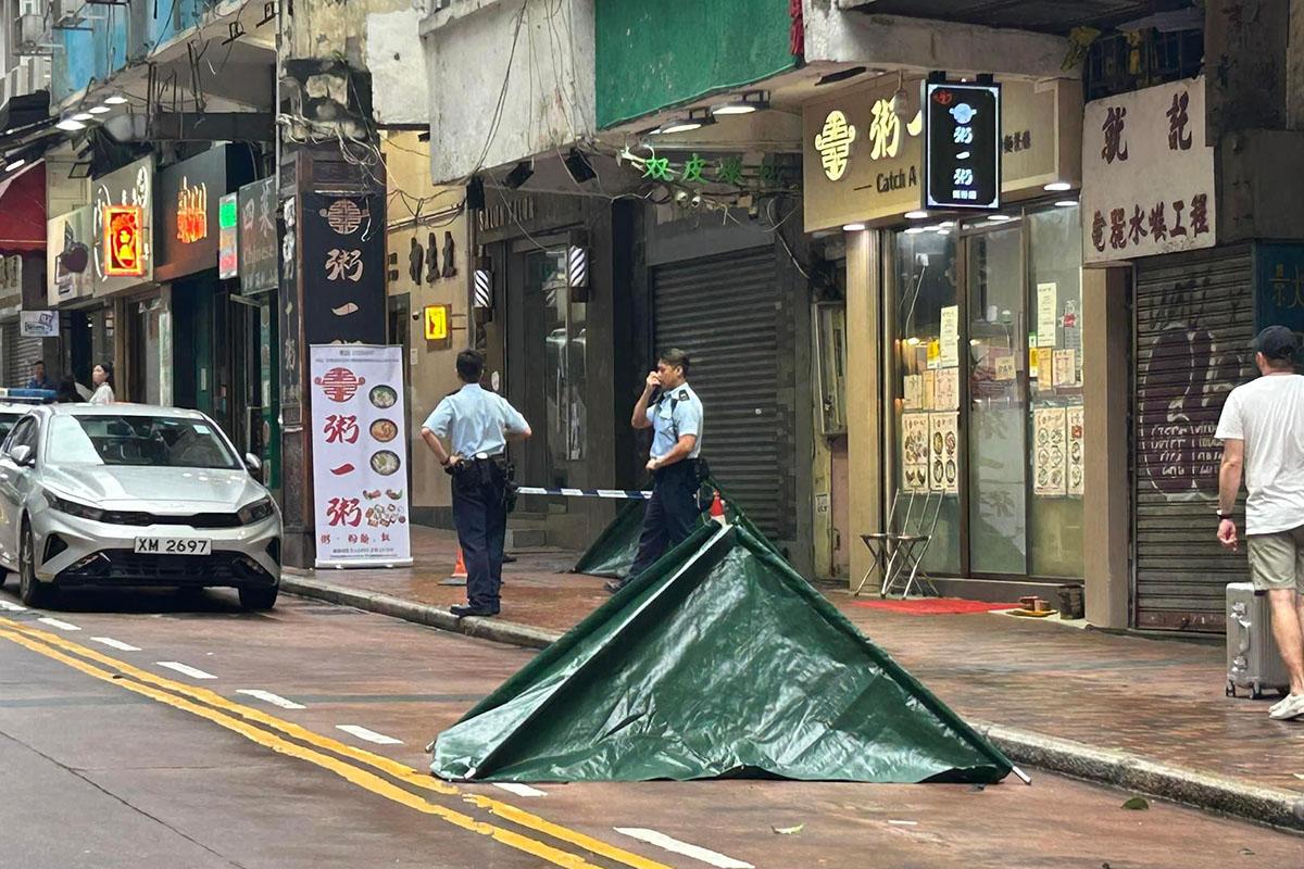 一名男子早上倒臥在庇利金街街頭。(網上圖片)