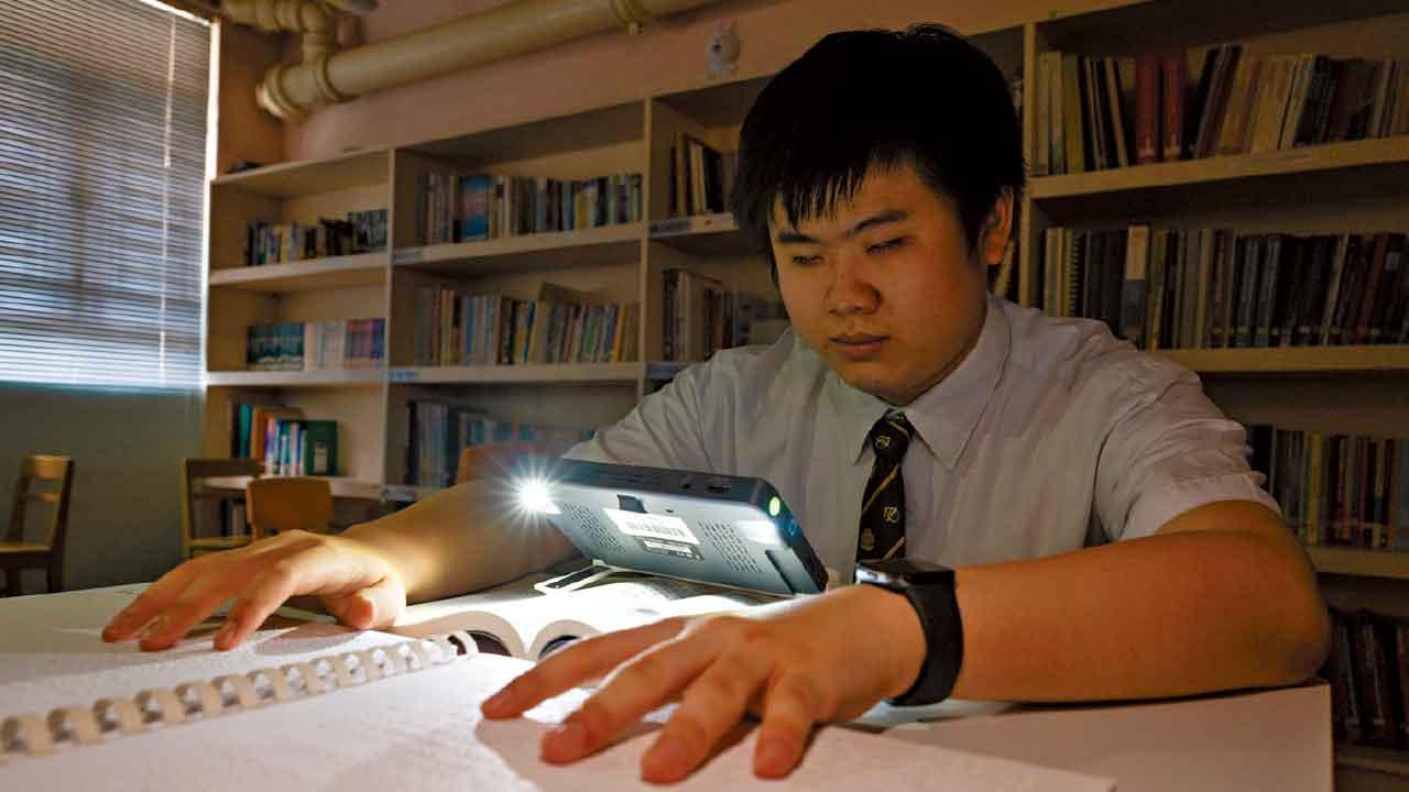 雙目視力均不足10%  視障生奪25分 : 讀書靠理解思考運用