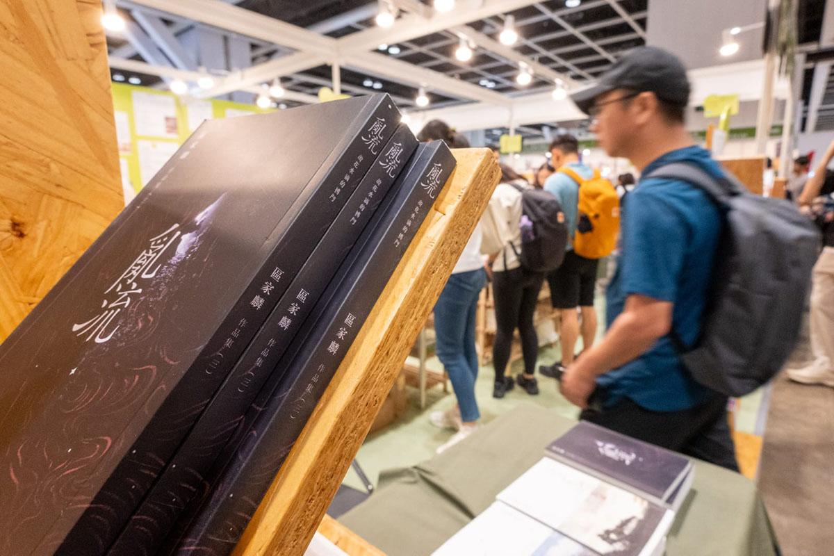 藍藍的天負責人認為《亂流》旅遊書，沒有理由停售。(陳奕釗攝)