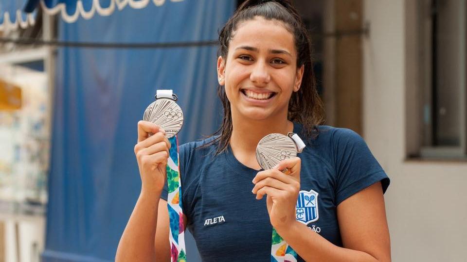 巴西泳手因為與男友違反規則遊巴黎鐵塔被逐出隊。(FB)