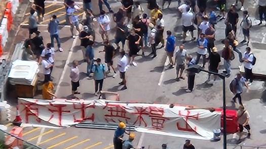 將軍澳日出康城12期地盤爆出欠薪事件，工人拉起寫有「有汗出無糧出」的橫額。(日出康城Lohas Park@家在康城fb圖)