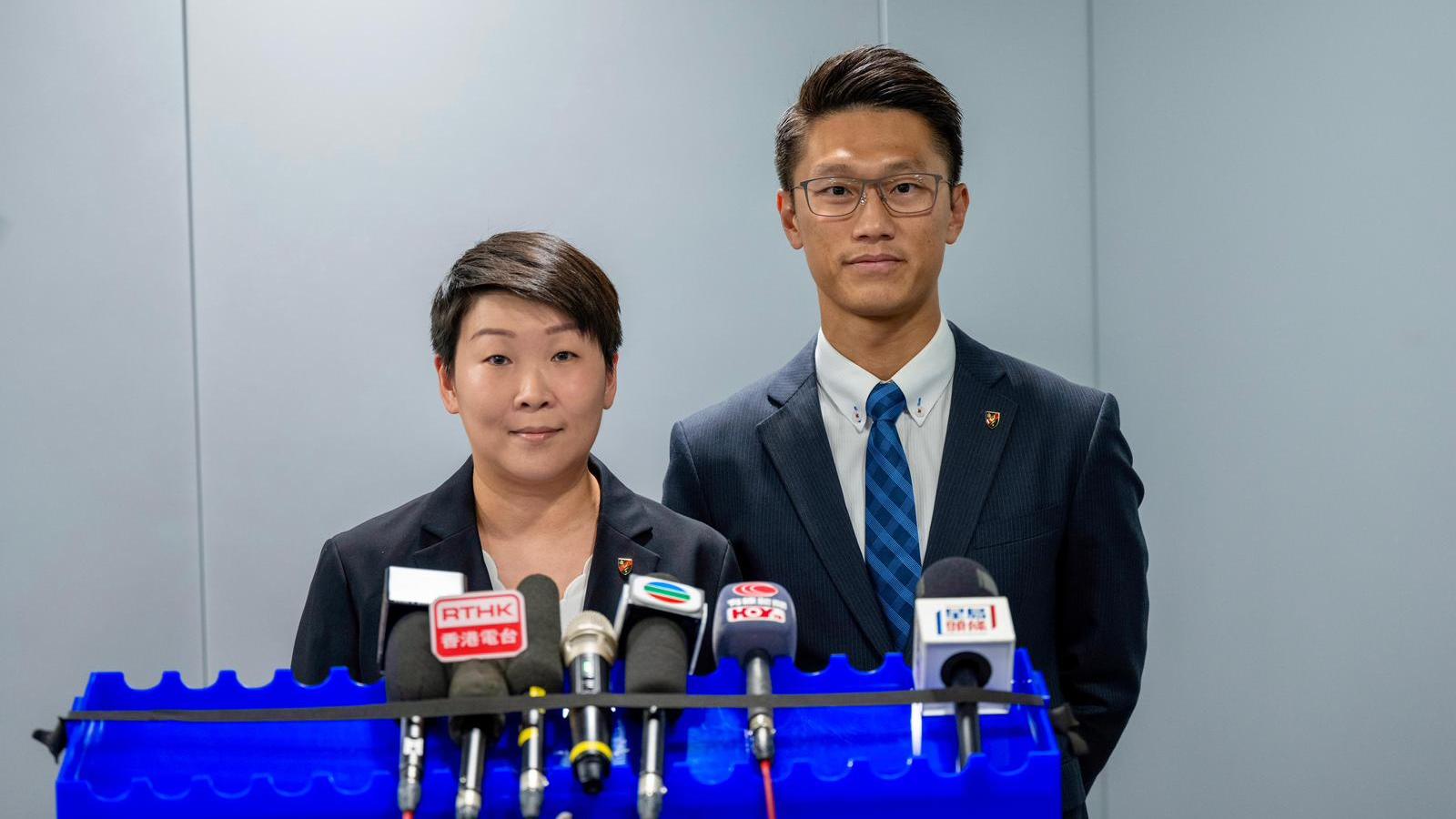 警方商業罪案調查科訛騙組總督察羅婉珊(左)及高級督察麥偉光簡介案情。