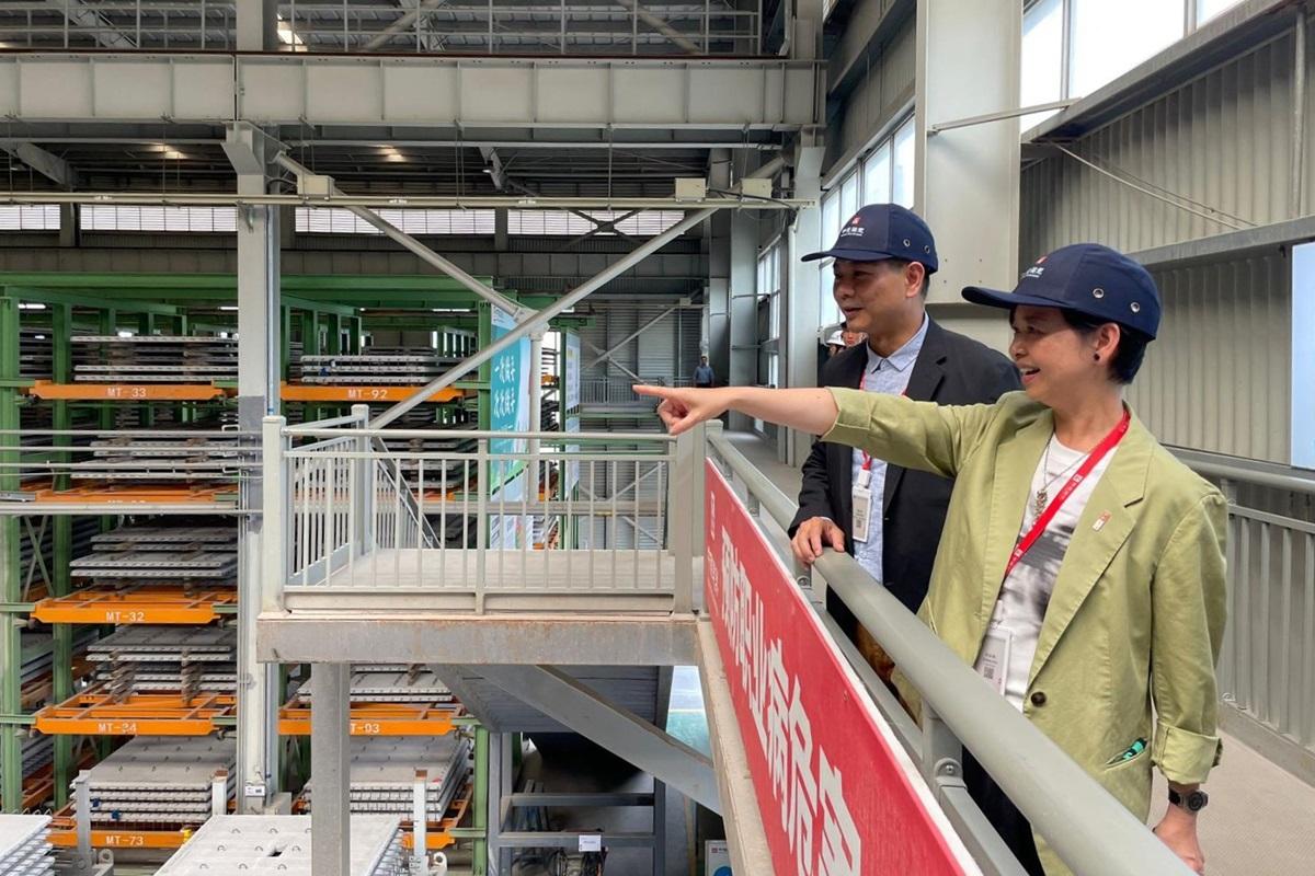 何永賢(右)參觀廣東海龍建築科技廠房，了解混凝土組裝合成組件的生產過程。(政府新聞處)
