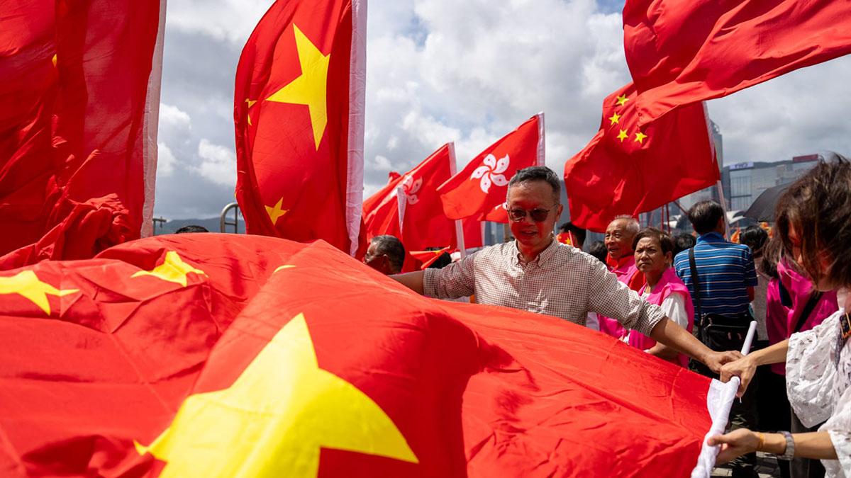 回歸27周年｜27艘漁船巡遊維港慶祝　岸上市民興奮揮舞國旗區旗 (多圖)