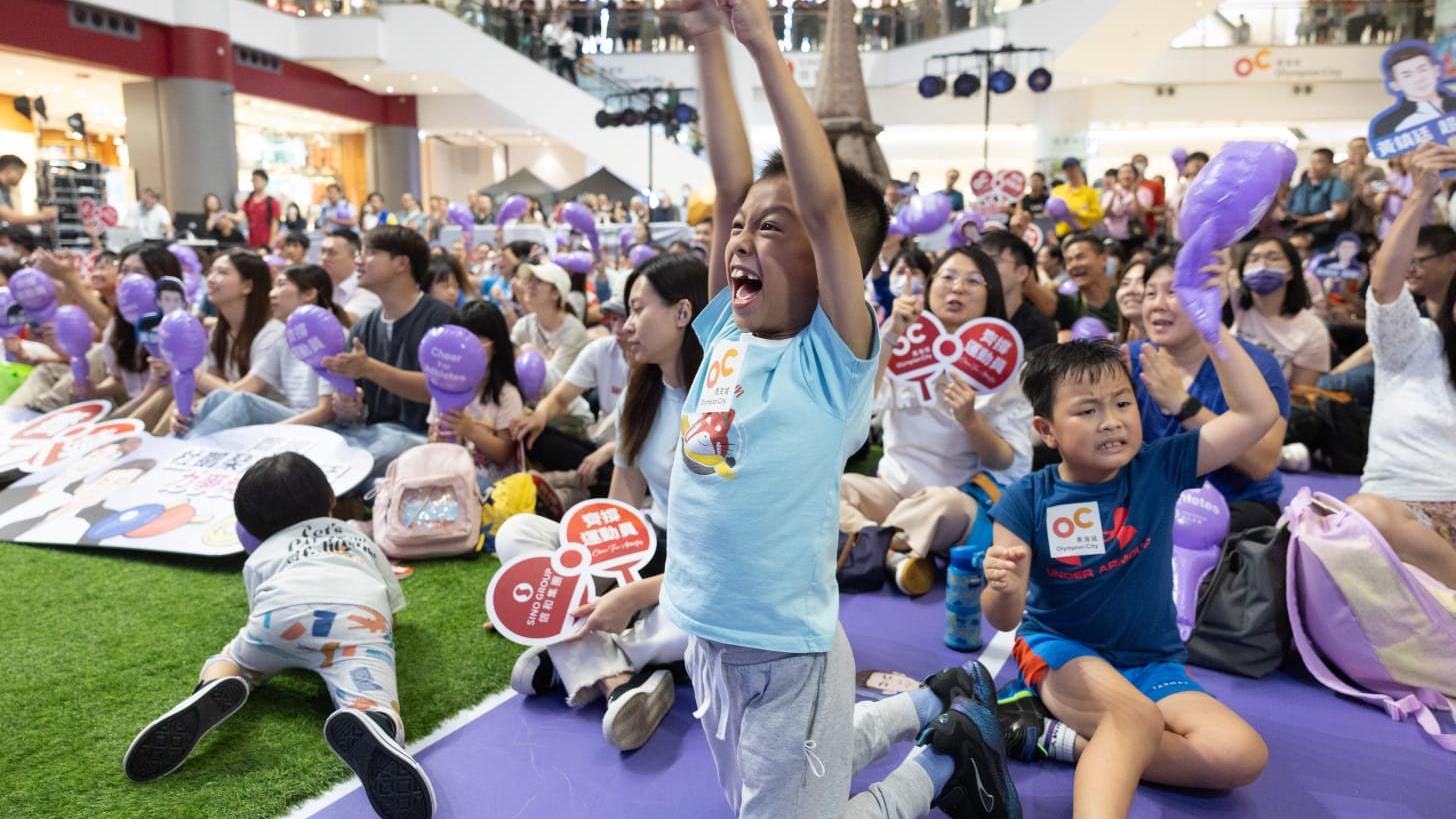 市民到場支持港隊。(蘇文傑攝)