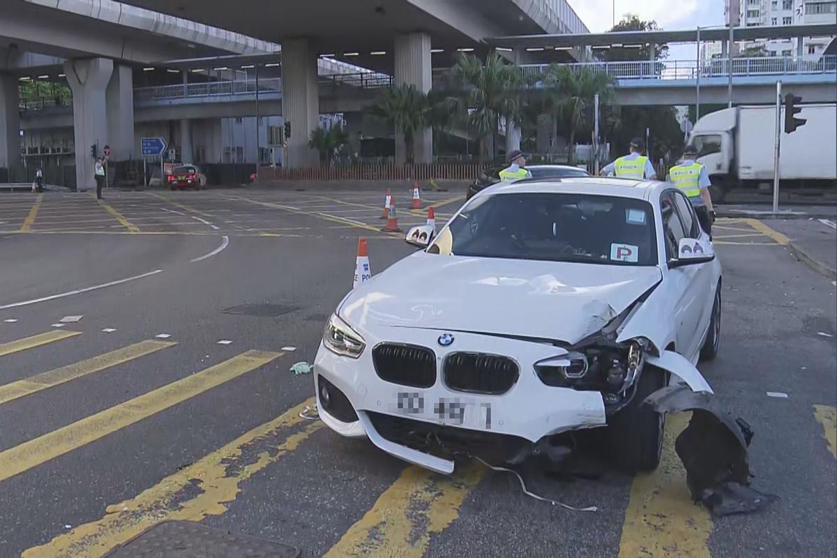 油麻地一輛「P牌」寶馬私家車清晨失事後，司機不知所終。(電視截圖)