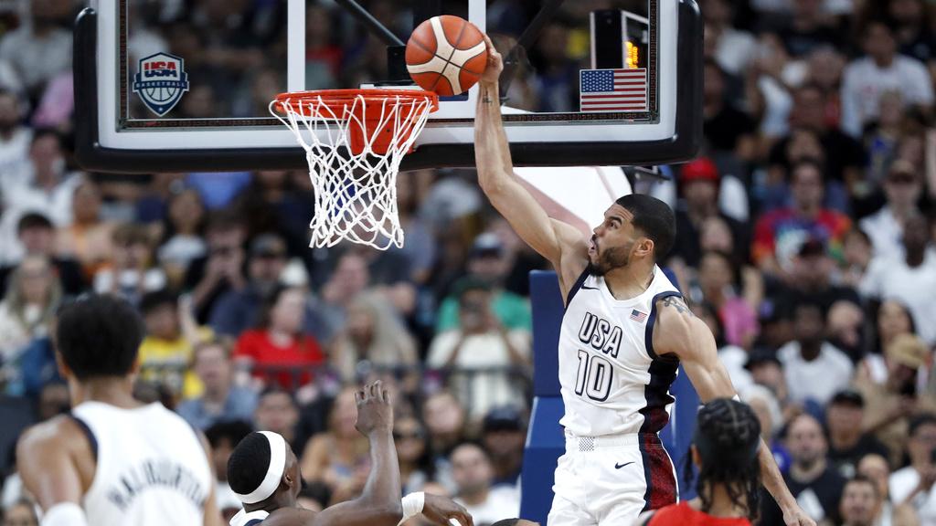 美國在奧運前的表演賽輕鬆擊敗加拿大。(美聯社)