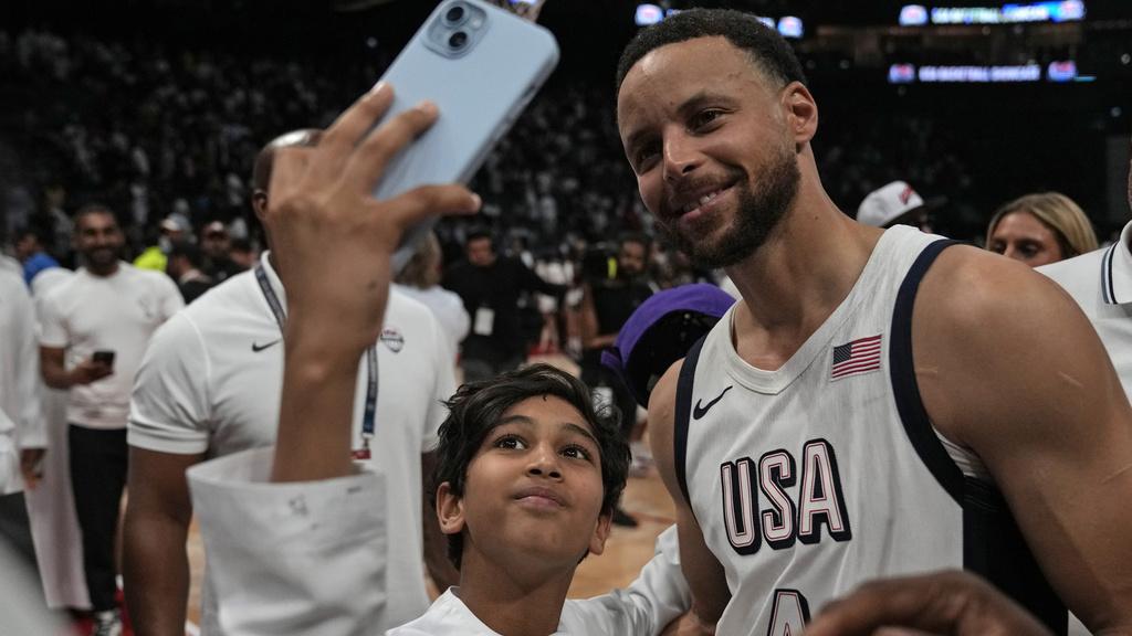 美國隊在阿聯酋進行表演賽，賽後居里與球迷合照。(美聯社)