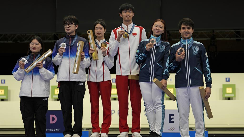 中國代表在10米氣步槍混合團體奪得金牌。(美聯社)