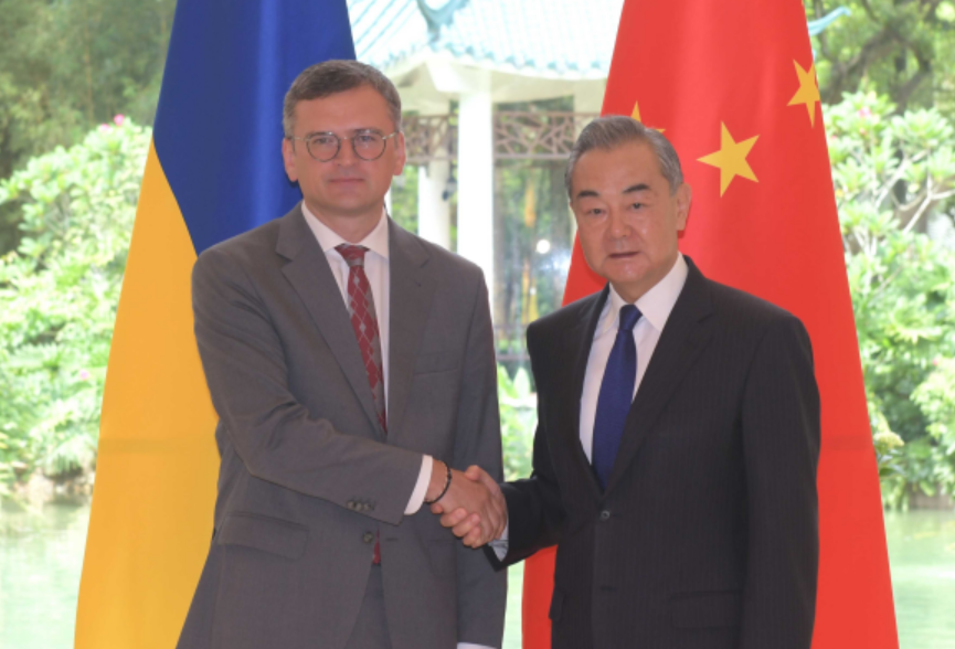 中共中央政治局委員、外長王毅在廣州與到訪的烏克蘭外長庫列巴舉行會談(中國外交部圖片)