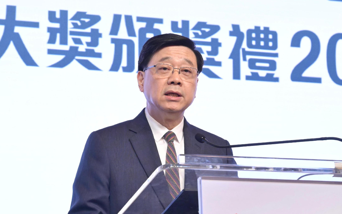 李家超強調必須正視香港現時正經歷的經濟轉型期。(政府新聞處圖片)