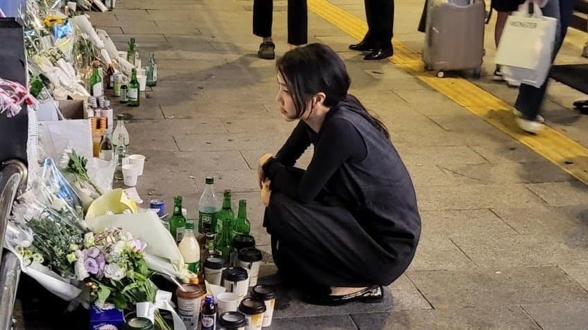 南韓第一夫人金建希到首爾車禍現場弔唁。(X)