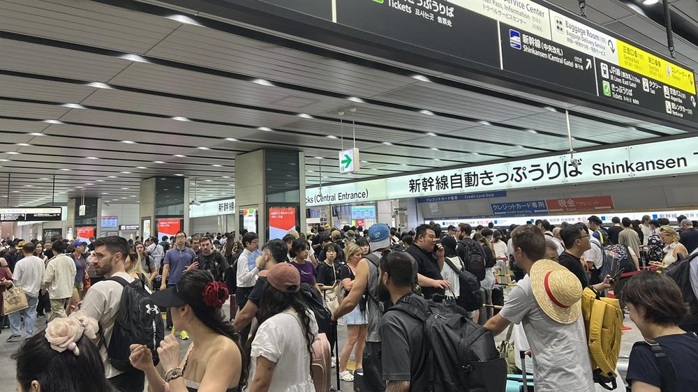 新大阪站大量旅客滯留。(X)