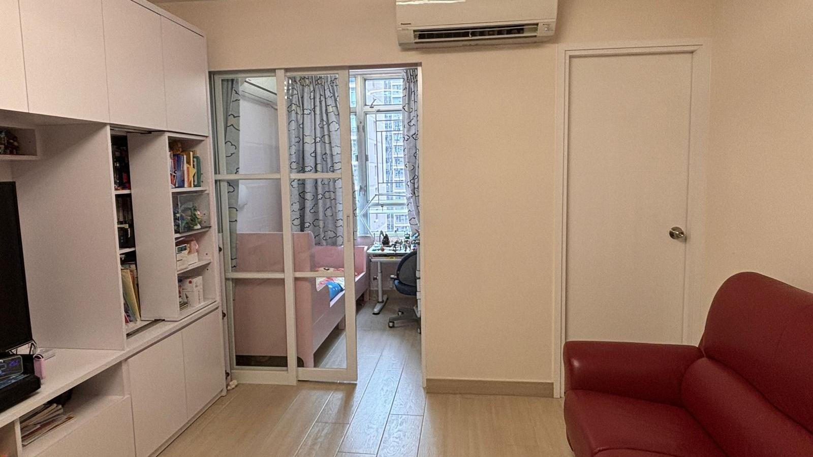 單位裝修保養得宜，兩房為「眼鏡房」設計，其中一間房採用玻璃趟門，增加視覺上的空間感。(代理提供)