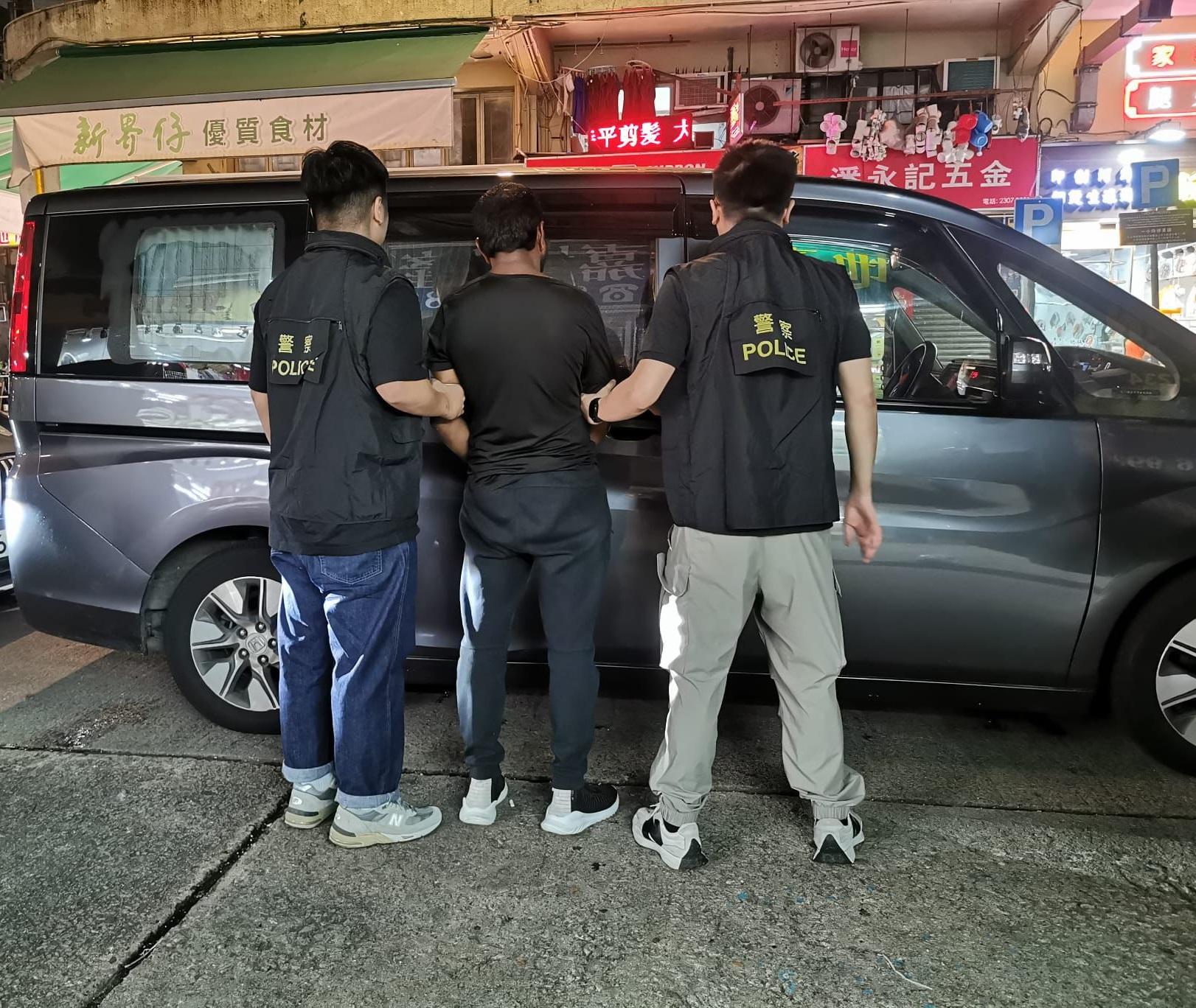 警方拘捕一名44歲的非華裔男子。