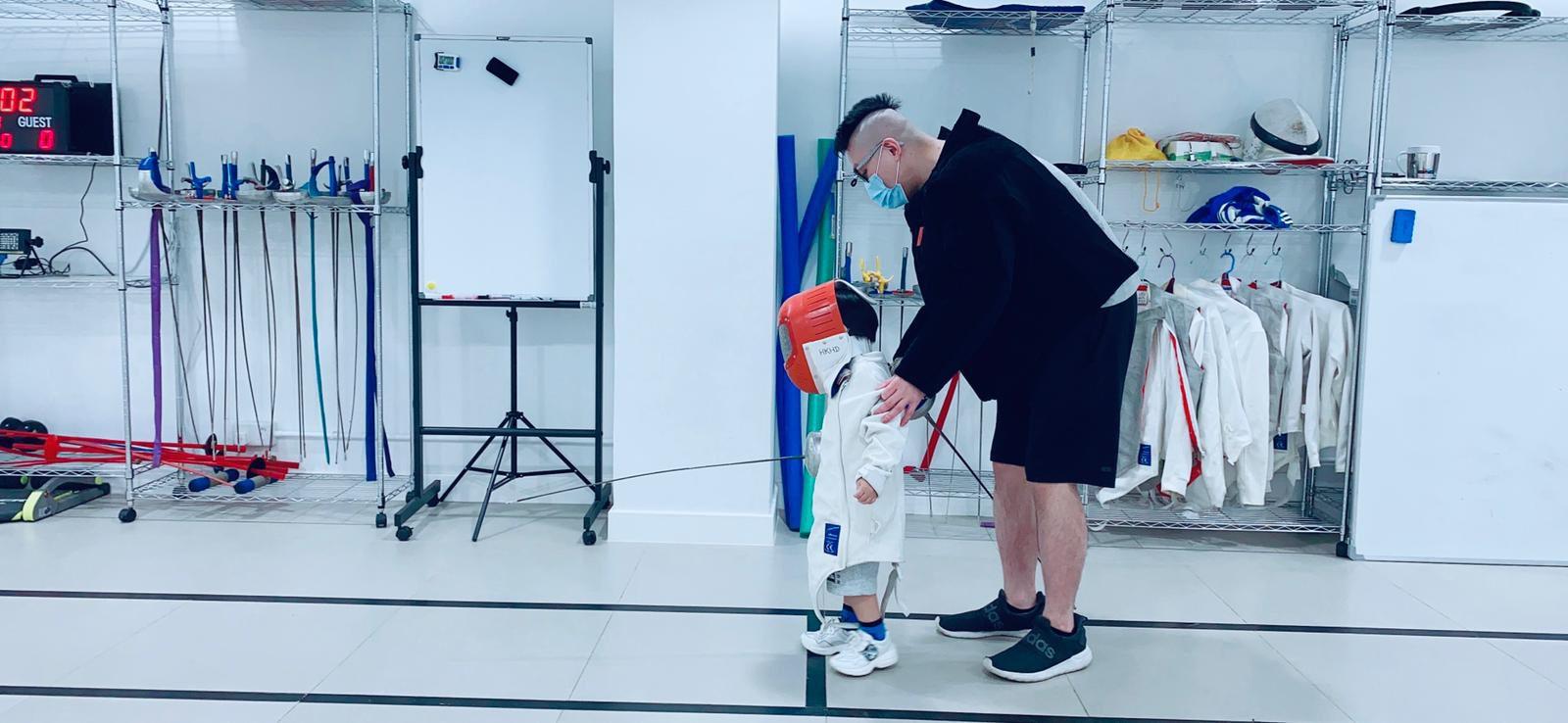 近日有不少家長為子女查詢報讀劍擊課程。