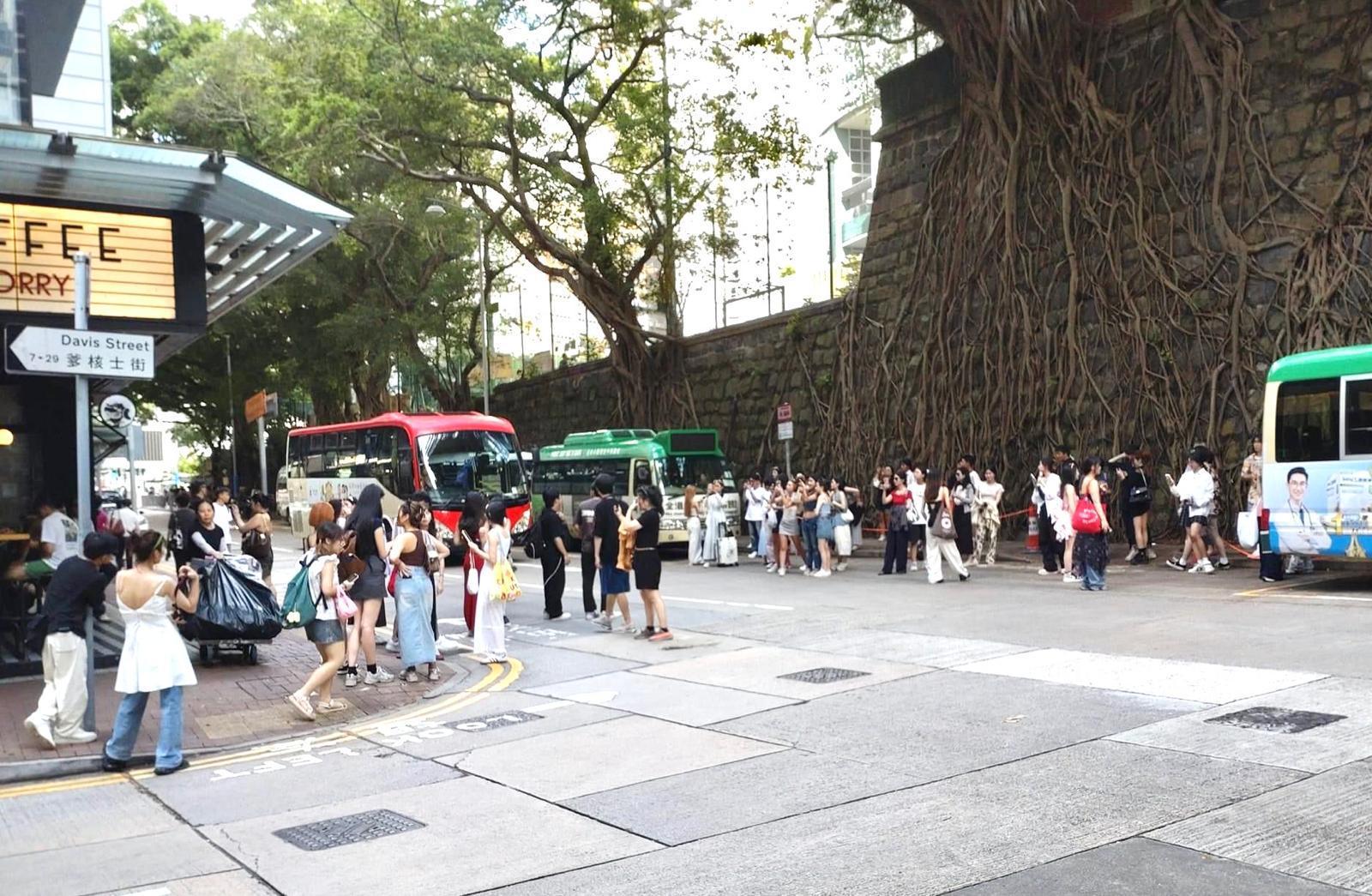 西區科士街與爹核士街交界有不少遊人走出馬路（中西區區議員金玲提供）