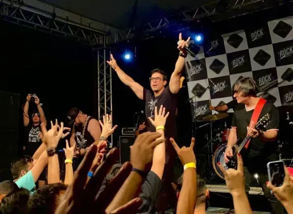 巴西歌手遭濕身粉絲「致命擁抱」　台上離奇觸電亡