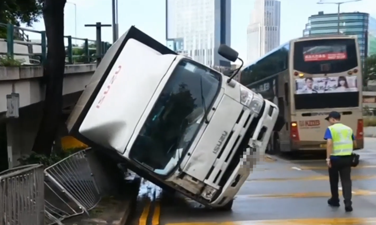 一輛貨車沿紅磡康莊道往紅磡海底隧道方向行駛，距收費亭約100米時打「白鴿轉」，車身向右翻側壓毀路邊圍欄。(有線新聞畫面)