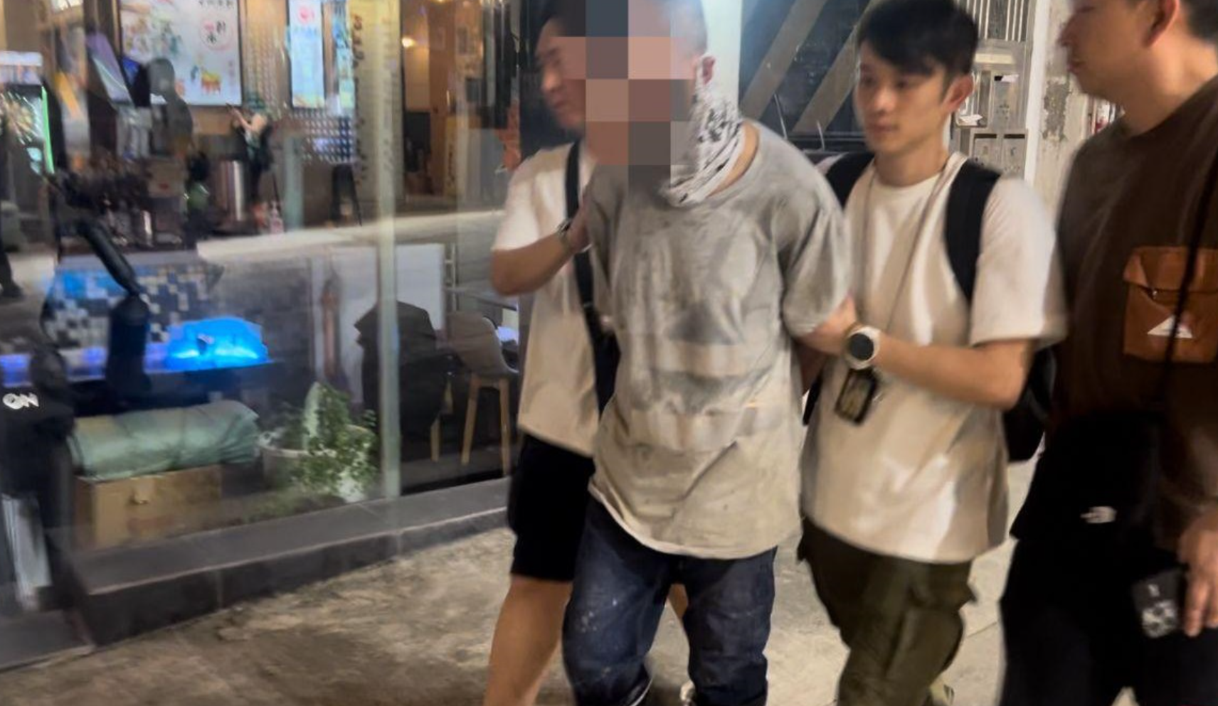 警方周三(9日)拘捕一名姓邢45歲男子，涉嫌藏有攻擊性武器，正被扣查。(警方提供)