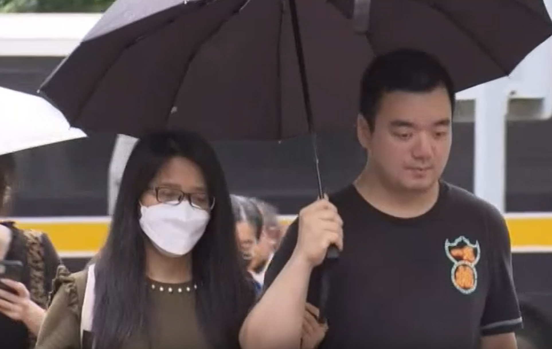 死者曾慶城終年63歲，其長子及親屬到西九裁判法院聽審。(now新聞畫面)