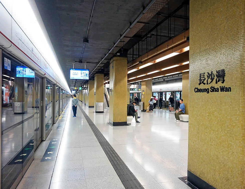 楊小姐在「長沙灣美食及消費關注組」fb專頁發文，指其60歲父親6月29日晚上約10時40分在長沙灣站的港鐵車廂內暈倒(資料圖片)