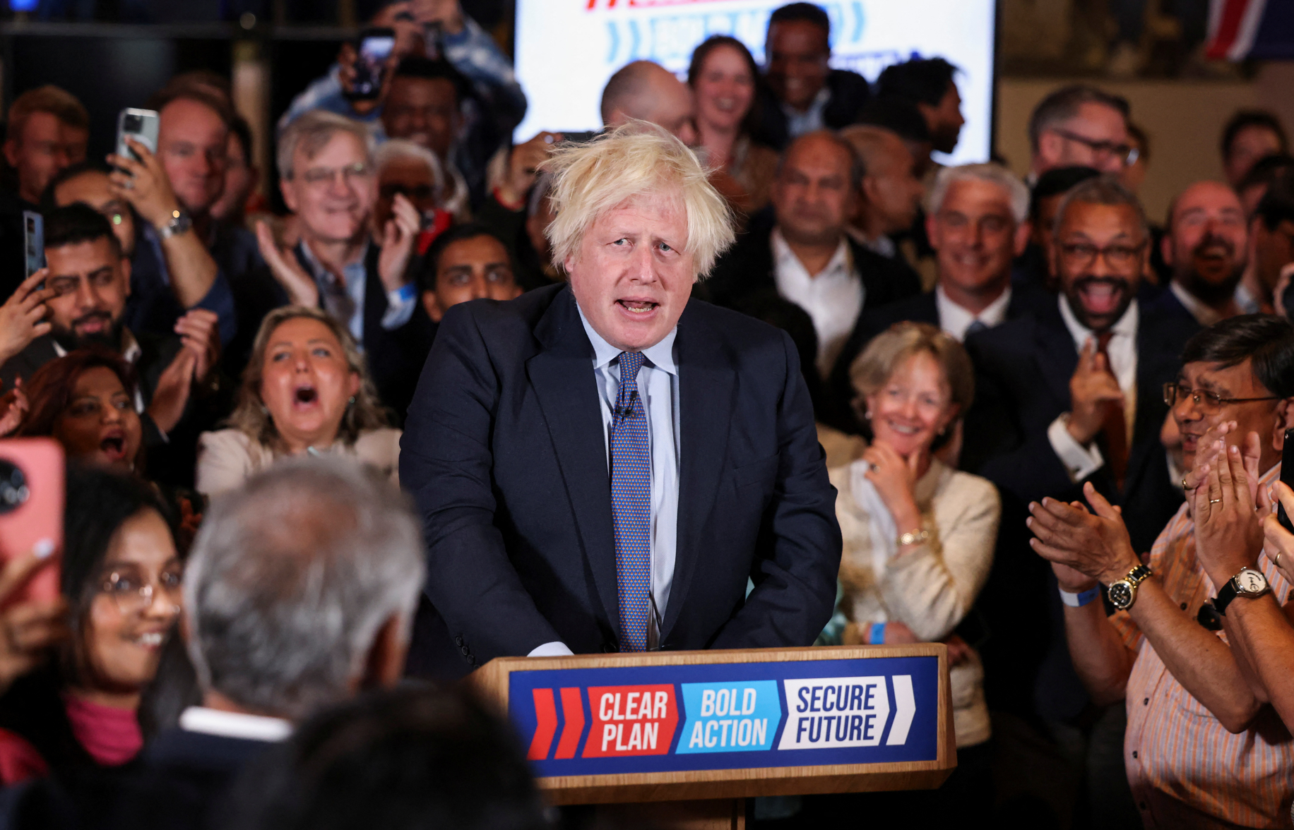 前首相約翰遜周二晚上在倫敦出席競選活動，是他在今場選戰中首度為保守黨站台，他稱對首相辛偉誠邀請自己幫忙感到高興，故沒有拒絕的理由。（路透社）