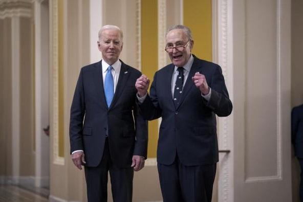 拜登與參議院多數黨領袖舒默。(資料圖片)