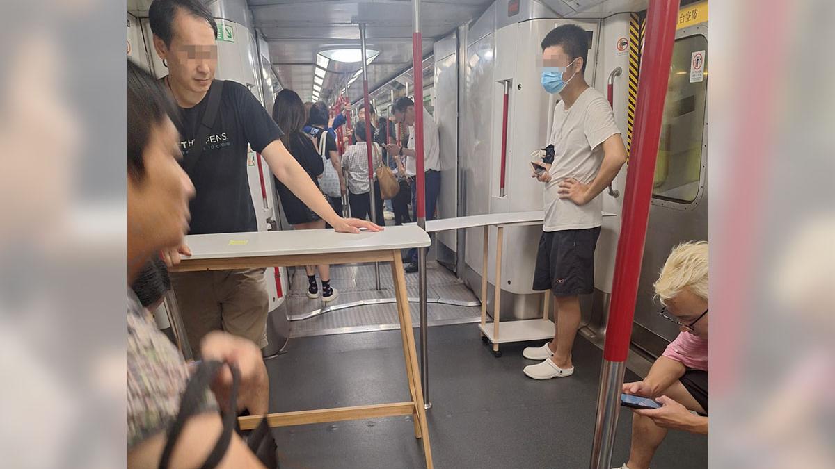 港鐵車廂再現大型行李。(FB群組「香港突發事故報料區」圖片)