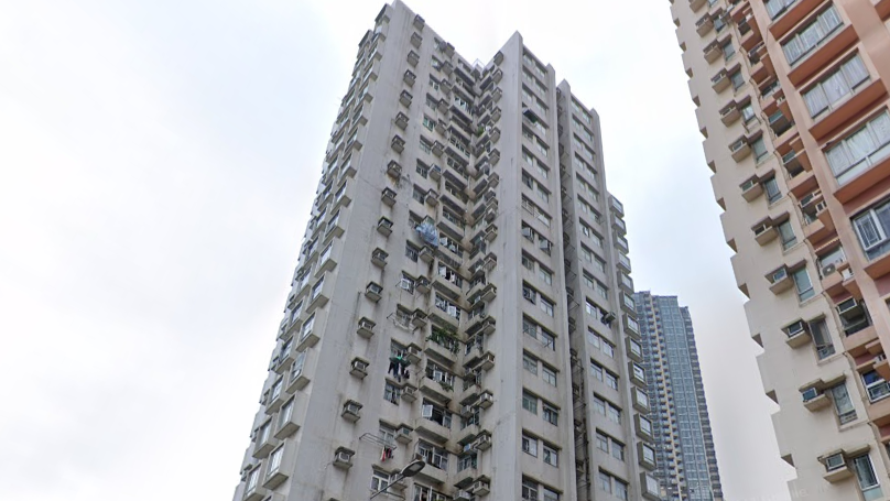 元朗市中心單幢樓昌威大廈，最新錄兩房以蝕讓價318萬元易手，樓價3年多貶值兩成。