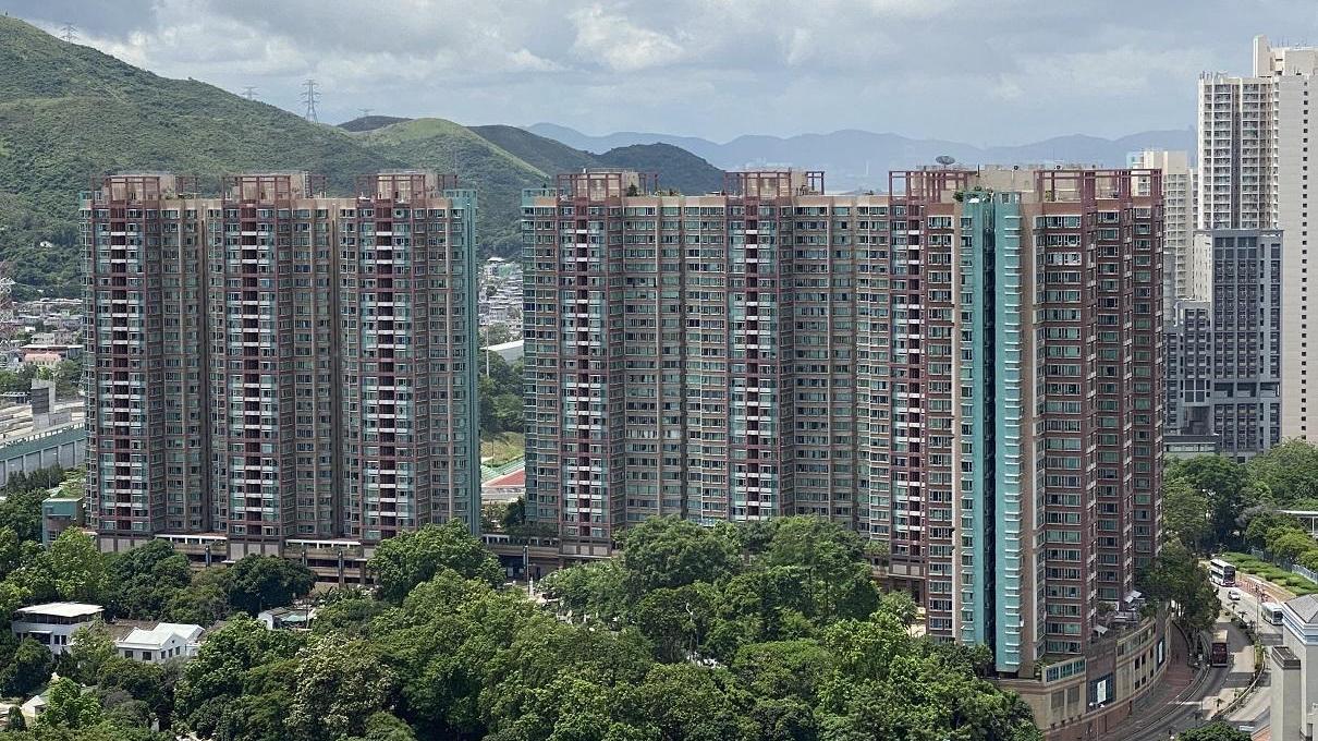 屯門叠茵庭企裝兩房，獲慈母以1.2萬元承租，方便兒子於開學前入住，為升讀大學作準備。