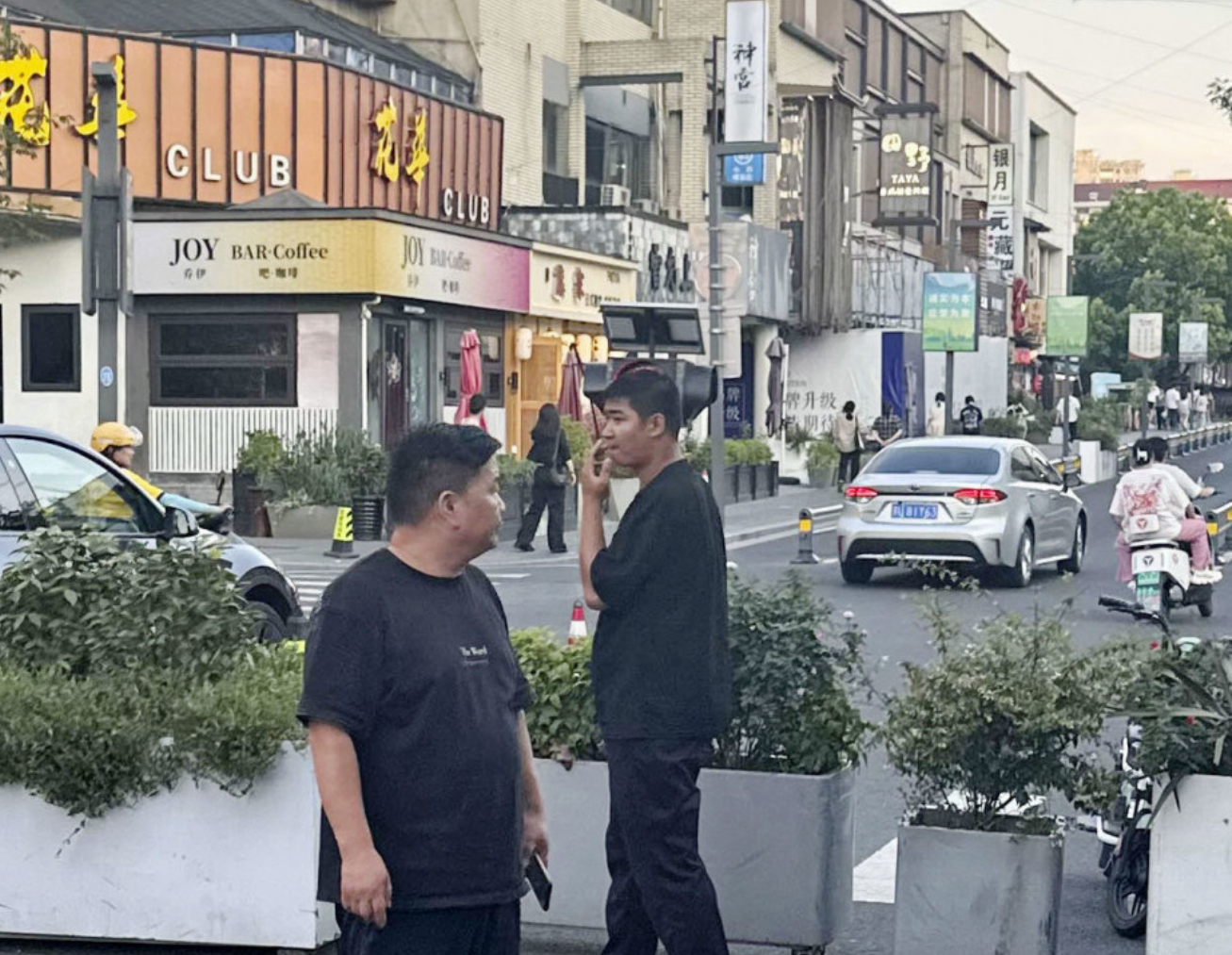 日本人蘇州遇襲案｜當地校車車站和市內日本料理店的街道，無論是白天及晚上仍有許多安保人員繼續警戒(共同社)