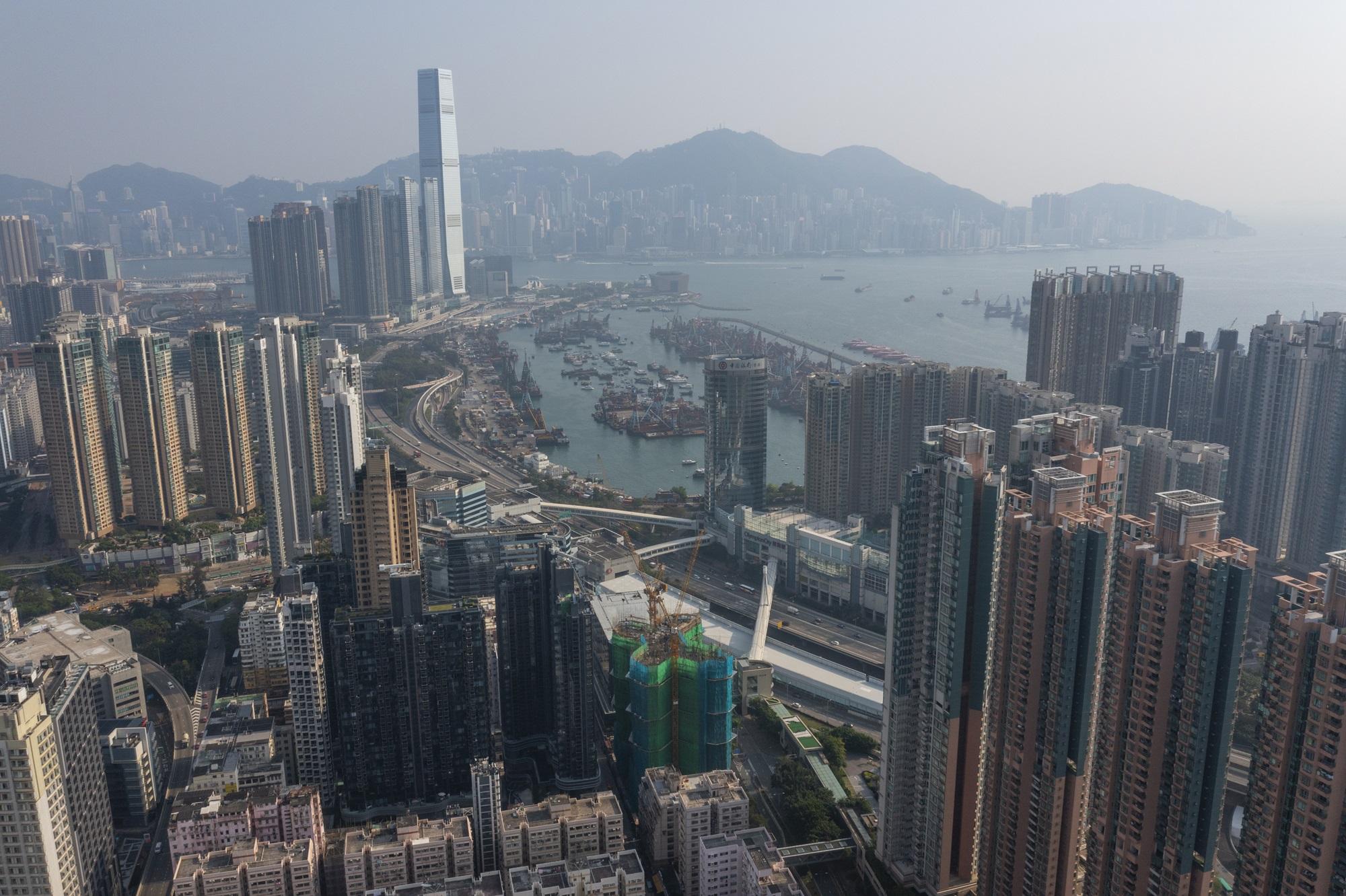 新盤持續低開促銷，令二手樓價下調壓力增加，仲量聯行認為樓價跌勢未止，恐陷惡性循環。(資料圖片)